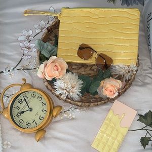 💛⭐️Crock embossed yellow clutch⭐️💛